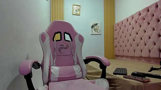 Snapshot of Naomis_35 chatting on 1, 11, 2025 Naomis 35 online show from 1, 11, 2025