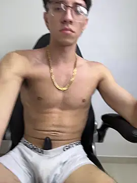 Snapshot of arthurdavies chatting on 5, 12, 2025 arthurdavies online show from 5, 12, 2025