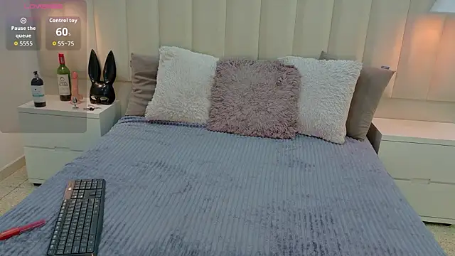 Snapshot of AteneaRoldan chatting on 18, 10, 2025 AteneaRoldan online show from 18, 10, 2025