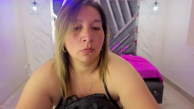 Snapshot of MaylinRosse_ chatting on 9, 5, 2026 MaylinRosse online show from 9, 5, 2026