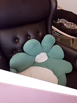 Snapshot of sw33th3art chatting on 27, 10, 2025 sw33th3art online show from 27, 10, 2025