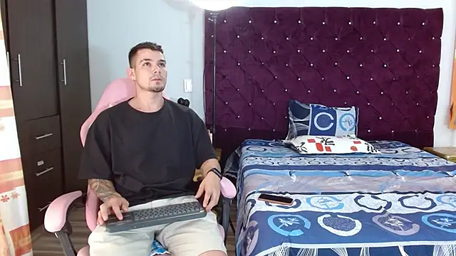 BooyHott  online show from 8, 11, 2025