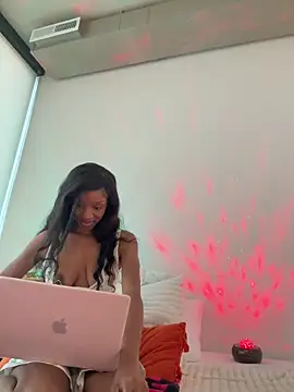 Snapshot of LoveDreaux chatting on 16, 12, 2025 LoveDreaux online show from 16, 12, 2025