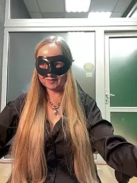 Snapshot of B_i_r_d_i_e chatting on 5, 11, 2025 B i r d i e online show from 5, 11, 2025