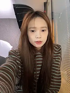 Snapshot of YY-27 chatting on 28, 10, 2025 YY-27 online show from 28, 10, 2025