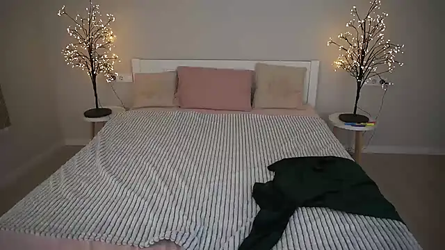 Snapshot of AlinaLiii chatting on 18, 11, 2025 AlinaLiii online show from 18, 11, 2025