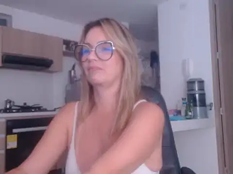 Snapshot of LovePaula chatting on 9, 2, 2025 LovePaula online show from 9, 2, 2025