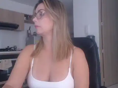 Snapshot of LovePaula chatting on 16, 2, 2025 LovePaula online show from 16, 2, 2025