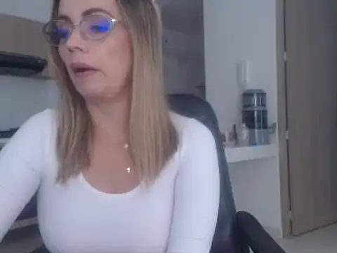 Snapshot of LovePaula chatting on 9, 3, 2025 LovePaula online show from 9, 3, 2025