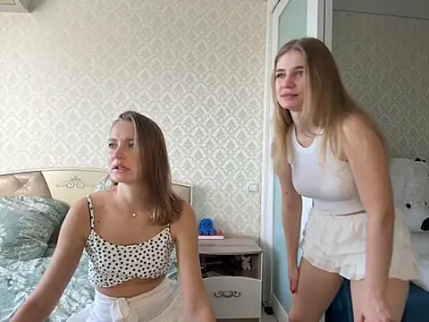 Snapshot of twoflowersshy chatting on 4, 10, 2025 twoflowersshy online show from 4, 10, 2025