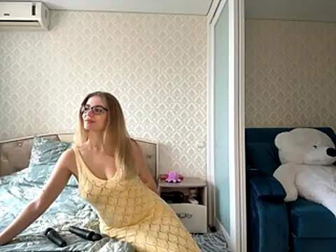 Snapshot of twoflowersshy chatting on 16, 10, 2025 twoflowersshy online show from 16, 10, 2025