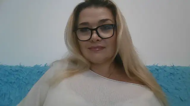 Snapshot of Myrienna chatting on 23, 10, 2025 Myrienna online show from 23, 10, 2025