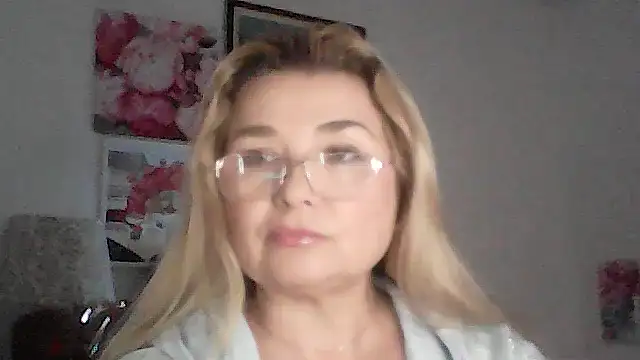 Snapshot of Myrienna chatting on 26, 11, 2025 Myrienna online show from 26, 11, 2025