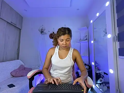 Snapshot of Gaby_002 chatting on 2, 11, 2025 Gaby 002 online show from 2, 11, 2025