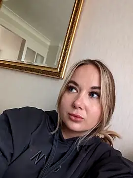 Snapshot of BarbieDolly_x chatting on 13, 10, 2025 BarbieDolly x online show from 13, 10, 2025