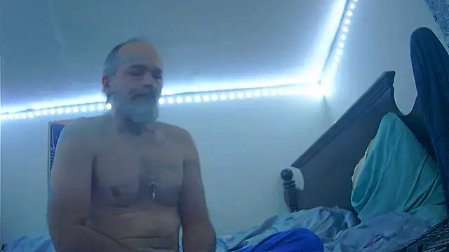 Snapshot of HippieDad333 chatting on 21, 12, 2025 HippieDad333 online show from 21, 12, 2025