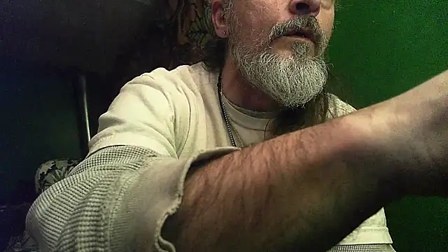 Snapshot of HippieDad333 chatting on 5, 1, 2026 HippieDad333 online show from 5, 1, 2026