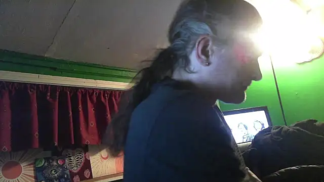 Snapshot of HippieDad333 chatting on 2, 2, 2026 HippieDad333 online show from 2, 2, 2026