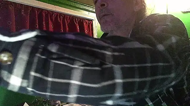 Snapshot of HippieDad333 chatting on 9, 2, 2026 HippieDad333 online show from 9, 2, 2026