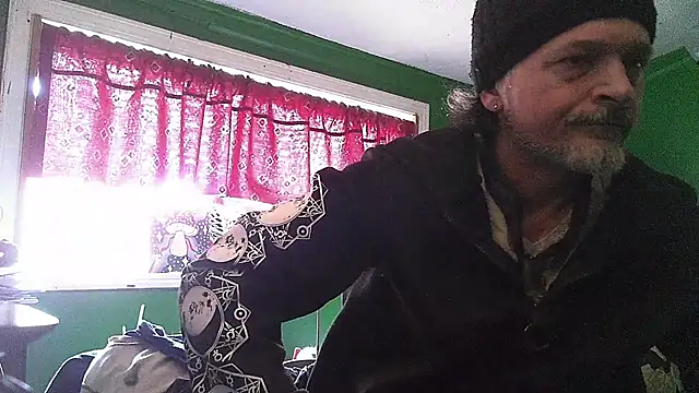 Snapshot of HippieDad333 chatting on 6, 4, 2026 HippieDad333 online show from 6, 4, 2026