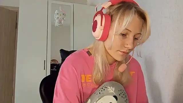 Snapshot of KandaceMassanelli chatting on 11, 10, 2025 KandaceMassanelli online show from 11, 10, 2025