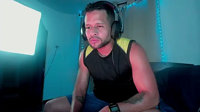 Snapshot of LucasGaeel chatting on 2, 10, 2025 LucasGaeel online show from 2, 10, 2025
