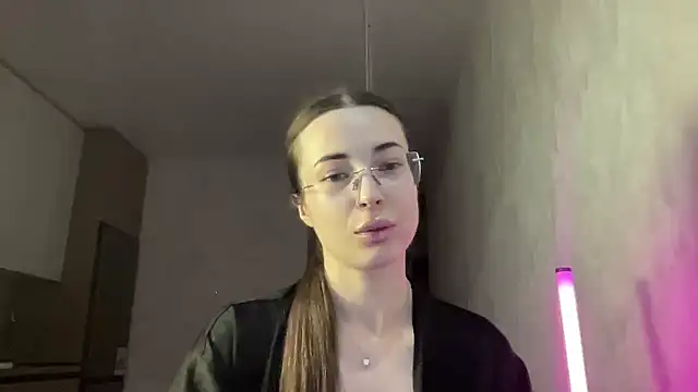 Snapshot of Feynelle chatting on 23, 10, 2025 Feynelle online show from 23, 10, 2025