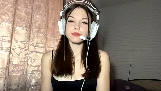 Snapshot of Tyrira_glow chatting on 7, 10, 2025 Tyrira glow online show from 7, 10, 2025