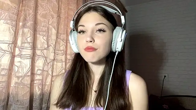 Snapshot of Tyrira_glow chatting on 9, 10, 2025 Tyrira glow online show from 9, 10, 2025