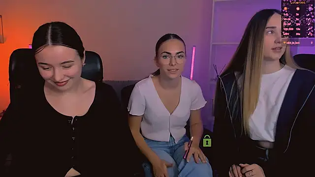 Snapshot of leslie_bird chatting on 29, 11, 2025 leslie bird online show from 29, 11, 2025