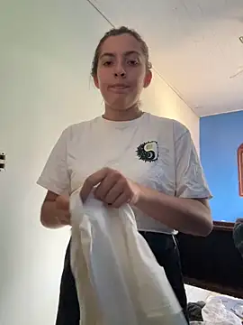 Snapshot of larj021bb chatting on 16, 4, 2026 larj021bb online show from 16, 4, 2026