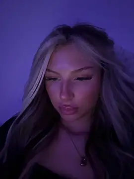 Snapshot of blondeeee chatting on 17, 5, 2026 blondeeee online show from 17, 5, 2026