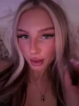 Snapshot of blondeeee chatting on 19, 5, 2026 blondeeee online show from 19, 5, 2026