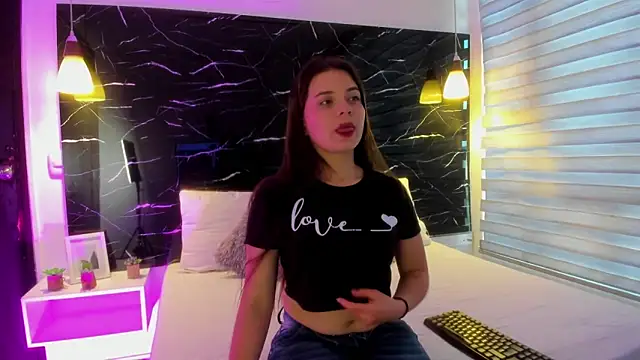 Snapshot of ZOE_LE chatting on 15, 10, 2025 ZOE LE online show from 15, 10, 2025