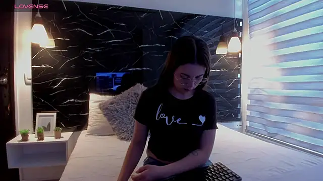 Snapshot of ZOE_LE chatting on 21, 10, 2025 ZOE LE online show from 21, 10, 2025