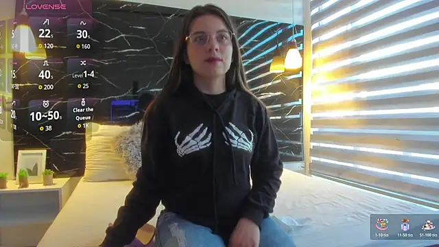 Snapshot of ZOE_LE chatting on 22, 10, 2025 ZOE LE online show from 22, 10, 2025