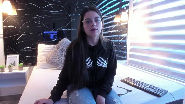 Snapshot of ZOE_LE chatting on 24, 10, 2025 ZOE LE online show from 24, 10, 2025