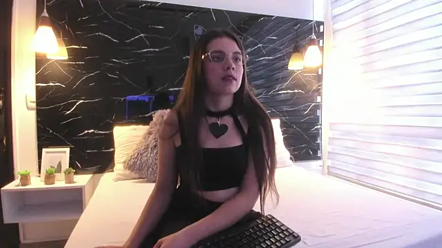 Snapshot of ZOE_LE chatting on 27, 10, 2025 ZOE LE online show from 27, 10, 2025