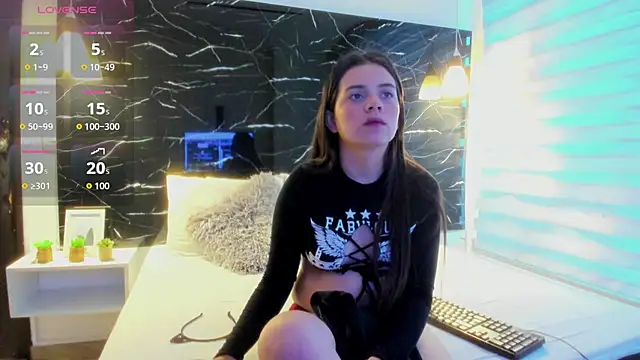 Snapshot of ZOE_LE chatting on 29, 10, 2025 ZOE LE online show from 29, 10, 2025