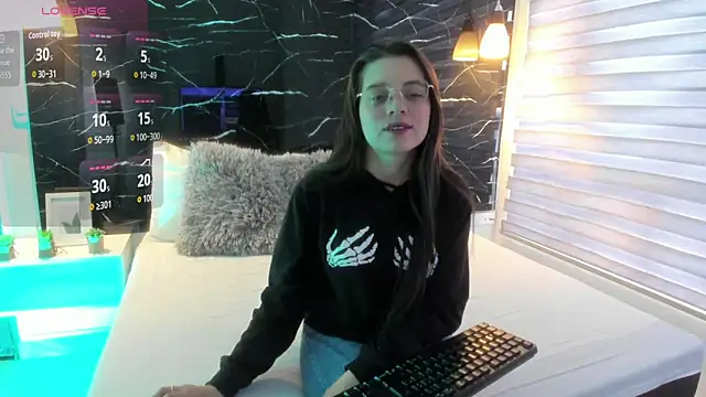 Snapshot of ZOE_LE chatting on 4, 11, 2025 ZOE LE online show from 4, 11, 2025