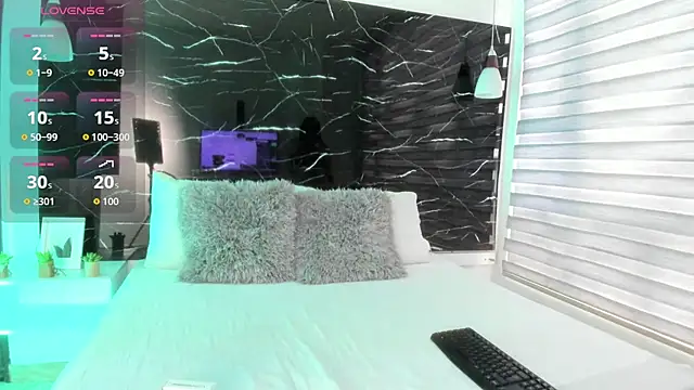 Snapshot of ZOE_LE chatting on 6, 11, 2025 ZOE LE online show from 6, 11, 2025