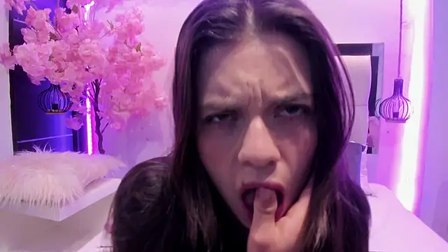 Snapshot of ZOE_LE chatting on 18, 11, 2025 ZOE LE online show from 18, 11, 2025