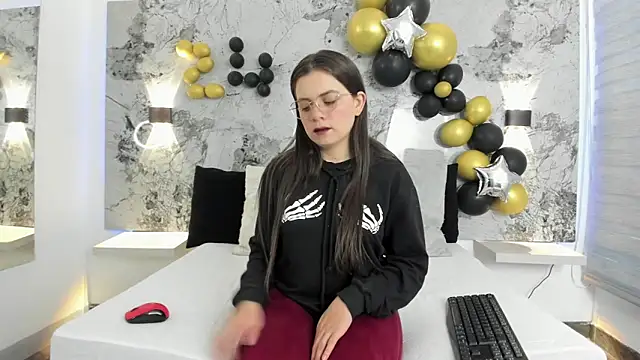 ZOE LE online show from 15, 4, 2026