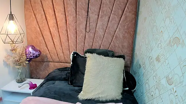 Issa Milf   online show from 5, 11, 2025