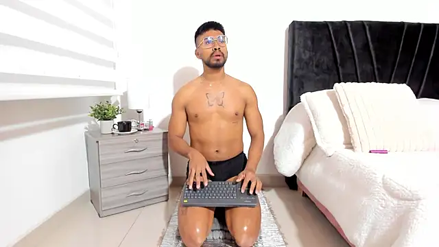 Taylormaccurdy  online show from 18, 10, 2025