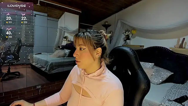 Snapshot of sophialyh_1 chatting on 26, 11, 2025 sophialyh 1 online show from 26, 11, 2025