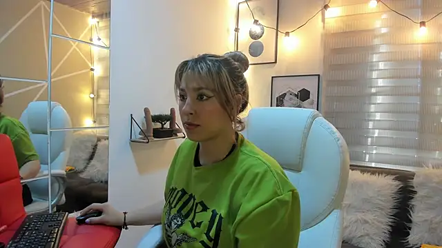 Snapshot of sophialyh_1 chatting on 27, 11, 2025 sophialyh 1 online show from 27, 11, 2025