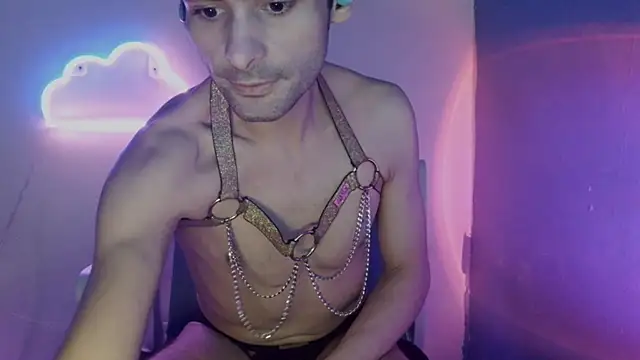 Snapshot of highinhtxx chatting on 8, 6, 2026 highinhtxx online show from 8, 6, 2026