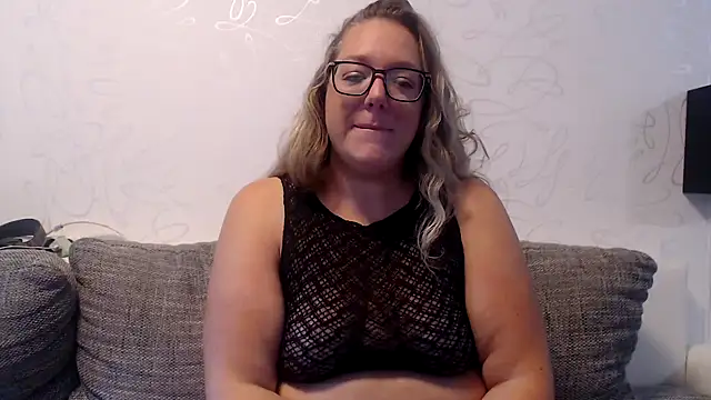 Snapshot of KittyClit chatting on 2, 10, 2025 KittyClit online show from 2, 10, 2025