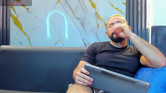 Snapshot of isaac_franko chatting on 5, 11, 2025 isaac franko online show from 5, 11, 2025